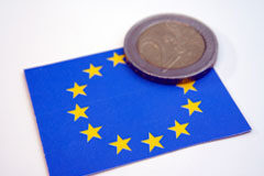 El nuevo “single market tax” Una moneda de euro encima de una bandera de la UE
