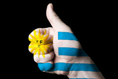 Legislación reciente aprobada en Uruguay Mano con la bandera de uruguay pintada