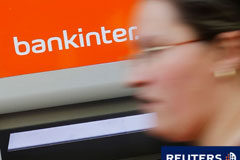 Bankinter se libra de devolver una inversión en Lehman pese a su falta de información Una persona pasando por delante de un cajero de Bankinter.