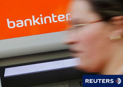 Una persona pasando por delante de un cajero de Bankinter. Una persona pasando por delante de un cajero de Bankinter.