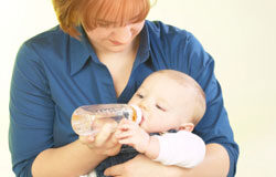 ¿Tiene derecho el padre a disfrutar del permiso de lactancia mientras el otro cónyuge tiene suspendido el contrato por maternidad? Un bebé bebiendo leche del biberón.