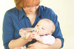 Un bebé bebiendo leche del biberón.