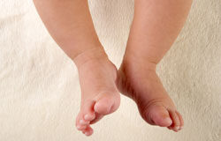 Niñera condenada por asesinar al bebé que cuidaba Las piernas de un bebé colgando.