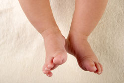 Las piernas de un bebé colgando.
