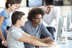 Becarios: ¿cotizar o no cotizar? Grupo de jóvenes en una oficina