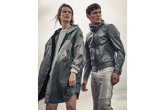 Las acciones legales realizadas por Belstaff logran cerrar cientos de páginas web de productos falsificados Dos modelos con prendas de Belstaff