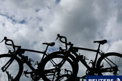 El Tribunal Supremo avala la ordenanza de Sevilla que permiete a las bicis ir por zonas peatonales Dos bicicletas aparcadas