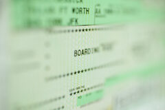 Las páginas web de las compañías aéreas no informan correctamente al consumidor Un billete de avión