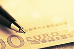 Restricciones a la libre transmisión de acciones y participaciones: cláusulas de arrastre (drag-along) y de acompañamiento (tag-along) Bolígrafo sobre Billete de euros