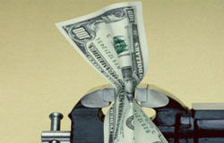 Evolución de la normativa del capital-riesgo en España (I) Apretando con una llave un billete