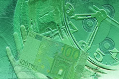 ¿Qué hay que tener en cuenta para aplicar las redacciones de una norma? Un reloj y un billete de 100 euros en fondo verde