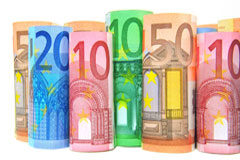 La DGRN deja claro que no existe derecho de asunción preferente en los aumentos de capital por compensación de créditos Billetes de euro enrollados