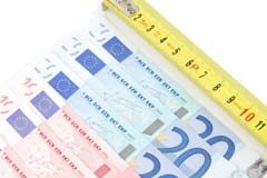 Salarios a trámite en despidos improcedentes previos a la reforma billetes de 20 y 10 euros y encima de ellos un metro