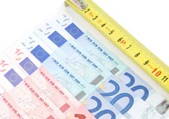 billetes de 20 y 10 euros y encima de ellos un metro billetes de 20 y 10 euros y encima de ellos un metro