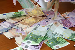 Moderación de la cláusula penal por la crisis económica Billetes de euro sobre una mesa