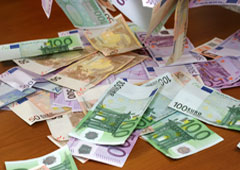 Billetes de euro sobre una mesa