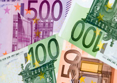 Billetes de euro y una moneda