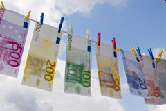 Sanciones ejemplares y aviso para navegantes Billetes de euro tendidos