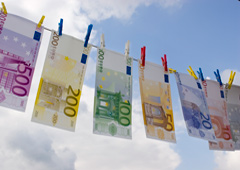 Billetes de euro tendidos
