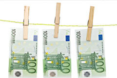 Amnistía fiscal, delito fiscal y blanqueo de capitales Billetes colgados de una cuerda con pinzas