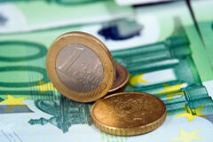 El Corte Inglés, obligado a aportar información a Hacienda sobre el consumo realizado con sus tarjetas de clientes Billetes y monedas de euro