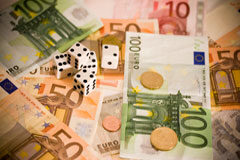 La cláusula de comisión por amortización anticipada: sin eficacia a partir del sexto año (II parte) Dados, monedas y billetes de euros.