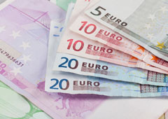 Billetes de euros alineados como un abanico.