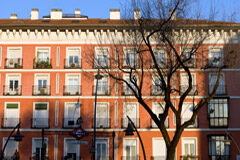 Aspectos legales de los “pisos turísticos” Bloque de pisos en Madrid