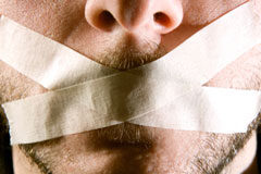 De la Ley Sinde a la Ley Pajín Una cara con la boca tapada con esparadrapo.