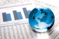 CbC in the world Bola del mundo sobre papeles con gráficos