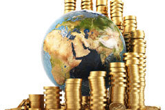 Precios de transferencia Monedas rodeando una bola del mundo