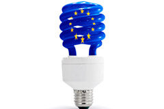 Los Estados demoran la aplicación de la política europea de eficiencia energética Bandera UE en una bombilla de ahorro de energía