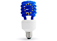 Bandera UE en una bombilla de ahorro de energía