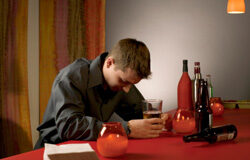 Tras una intoxicación etílica, al juzgado Un hombre borracho bebiendo en su casa.