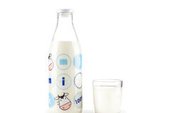 Implicaciones de un precio mínimo en el sector lácteo Una botella con leche junto a un vaso