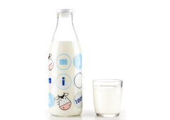 Una botella con leche junto a un vaso