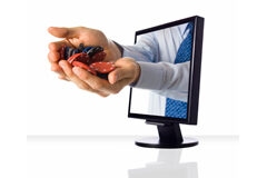 El otorgamiento de licencias de juego online y la cuenta atrás para la entrada en vigor del régimen sancionador Un brazo con fichas saliendo de la pantalla del ordenador