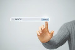 El derecho de acceso no alcanza a las comunicaciones por Internet Mano masculina presionando el botón de buscar