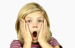 El cachetito al niño es ilegal* niño tocándose las mejillas