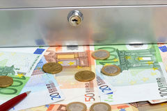 La pugna del impuesto sobre los depósitos bancarios caja fuerte y euros