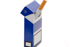 La restricción del uso de la marca en el etiquetado Una cajetilla azul de tabaco con un cigarro