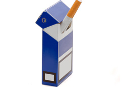 Una cajetilla azul de tabaco con un cigarro