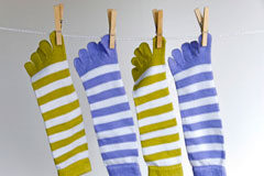 Mismo contenido legal en diferente normativa Calcetines iguales colgados con pinzas