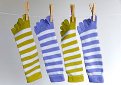 Calcetines iguales colgados con pinzas Calcetines iguales colgados con pinzas
