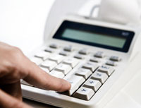 Cómo evitar la responsabilidad de un administrador en un concurso Una mano tecleando en una calculadora.