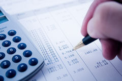 ¿En qué afecta la reforma del IRPF a los trabajadores por cuenta ajena en 2015? Una calculadora sobre un documento