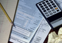 Los efectos de la declaración de simulación Una calculadora y papeles