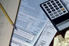 La nueva Orden de Módulos para el año 2011 Una calculadora y papeles