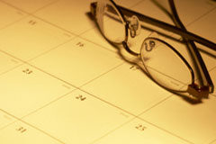 Incertidumbre en la fecha efectiva de entrada en vigor de una norma Unas gafas sobre un calendario.