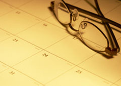 Unas gafas sobre un calendario.